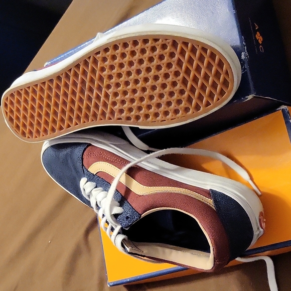 Vans - Picture 2 of 4